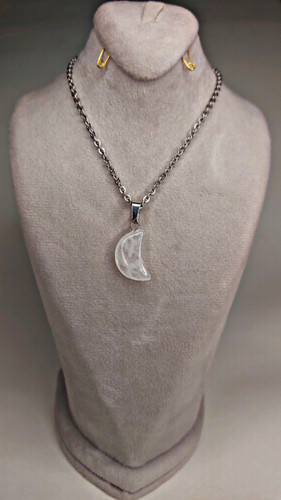 گردنبند ماه سنگ کوارتز شفاف